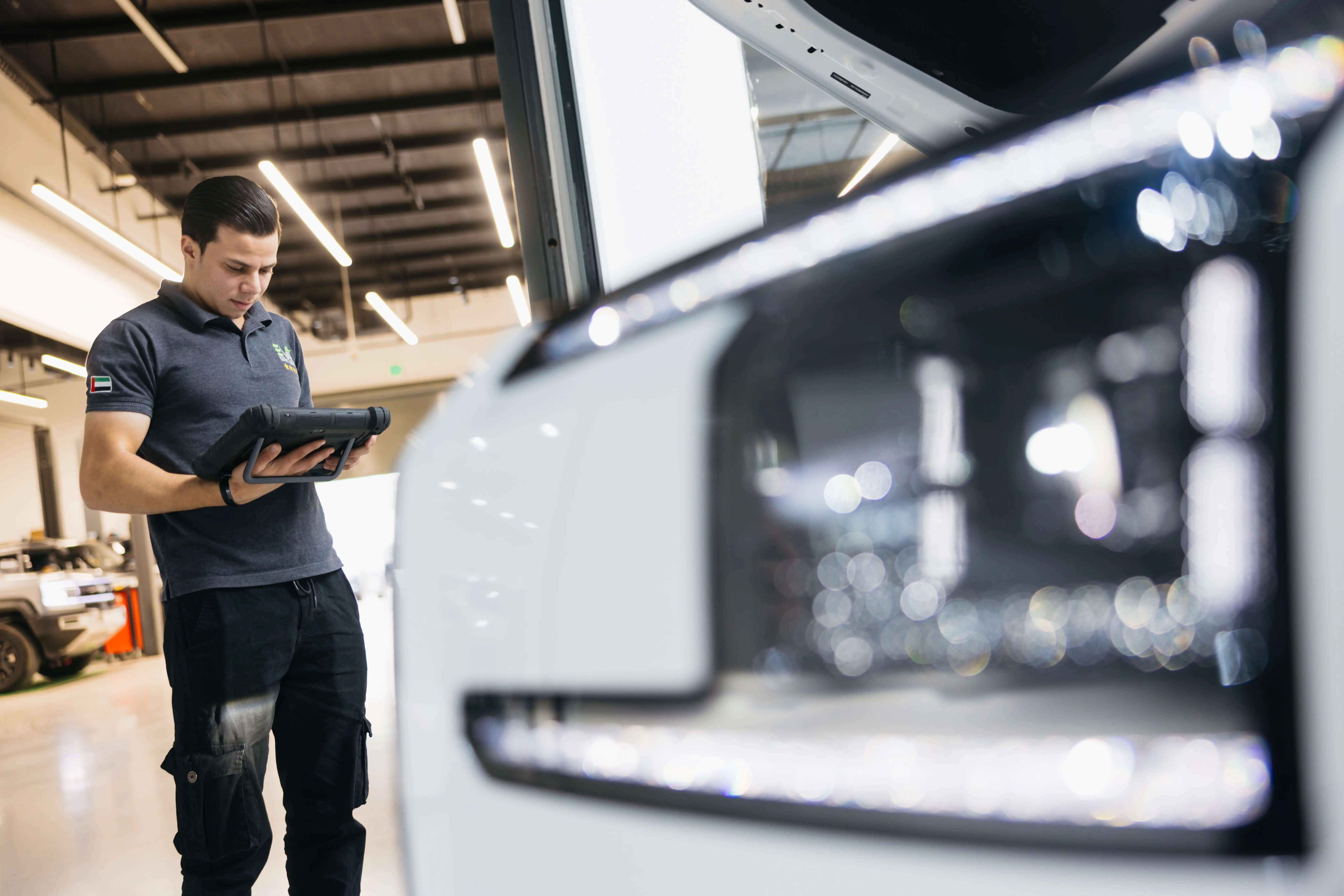 أهم 7 علامات تدل على ضرورة فحص بطارية السيارة الكهربائية في الإمارات