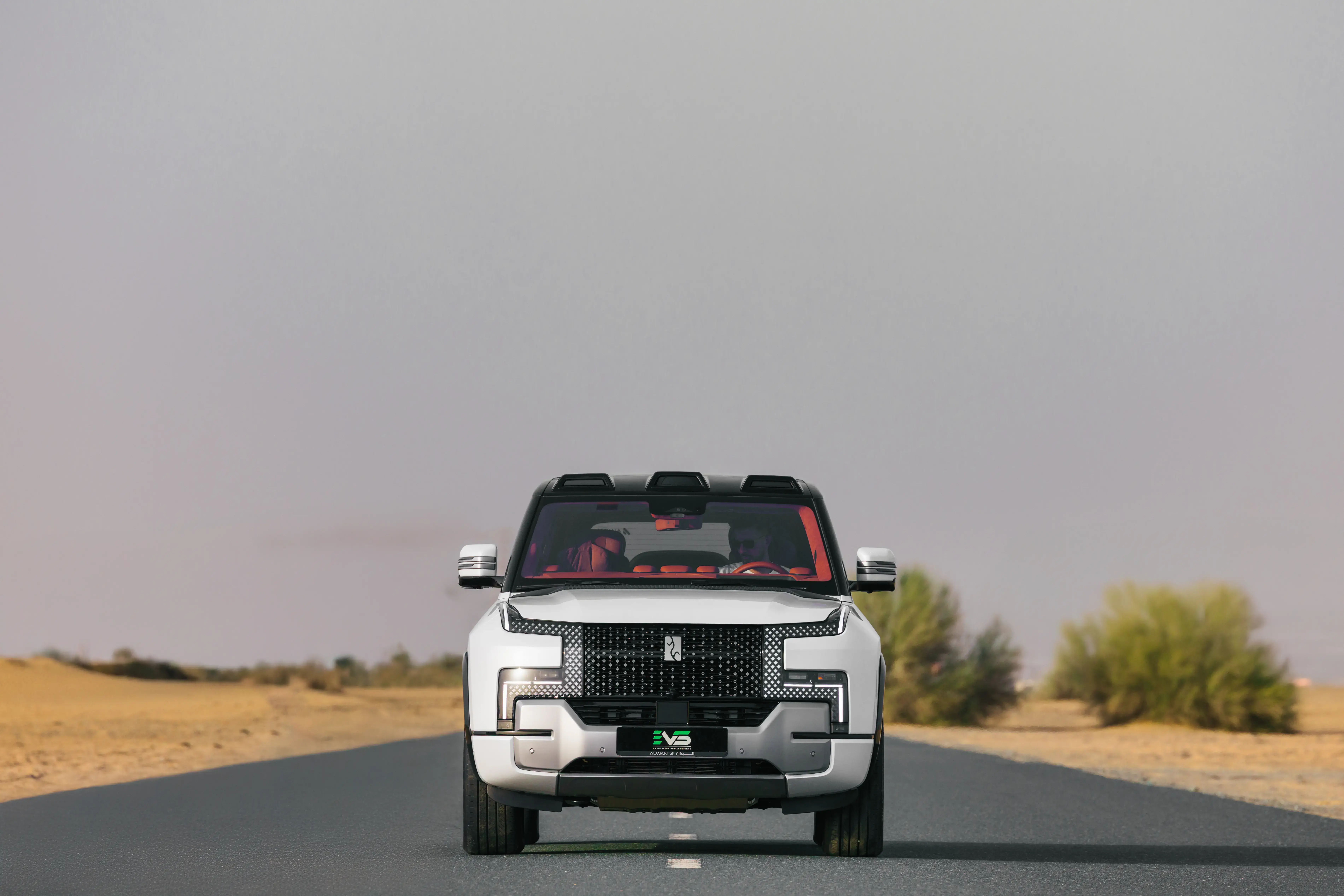 سيارة كهربائية معرضة لأشعة الشمس المباشرة توضح أخطاء الصيف