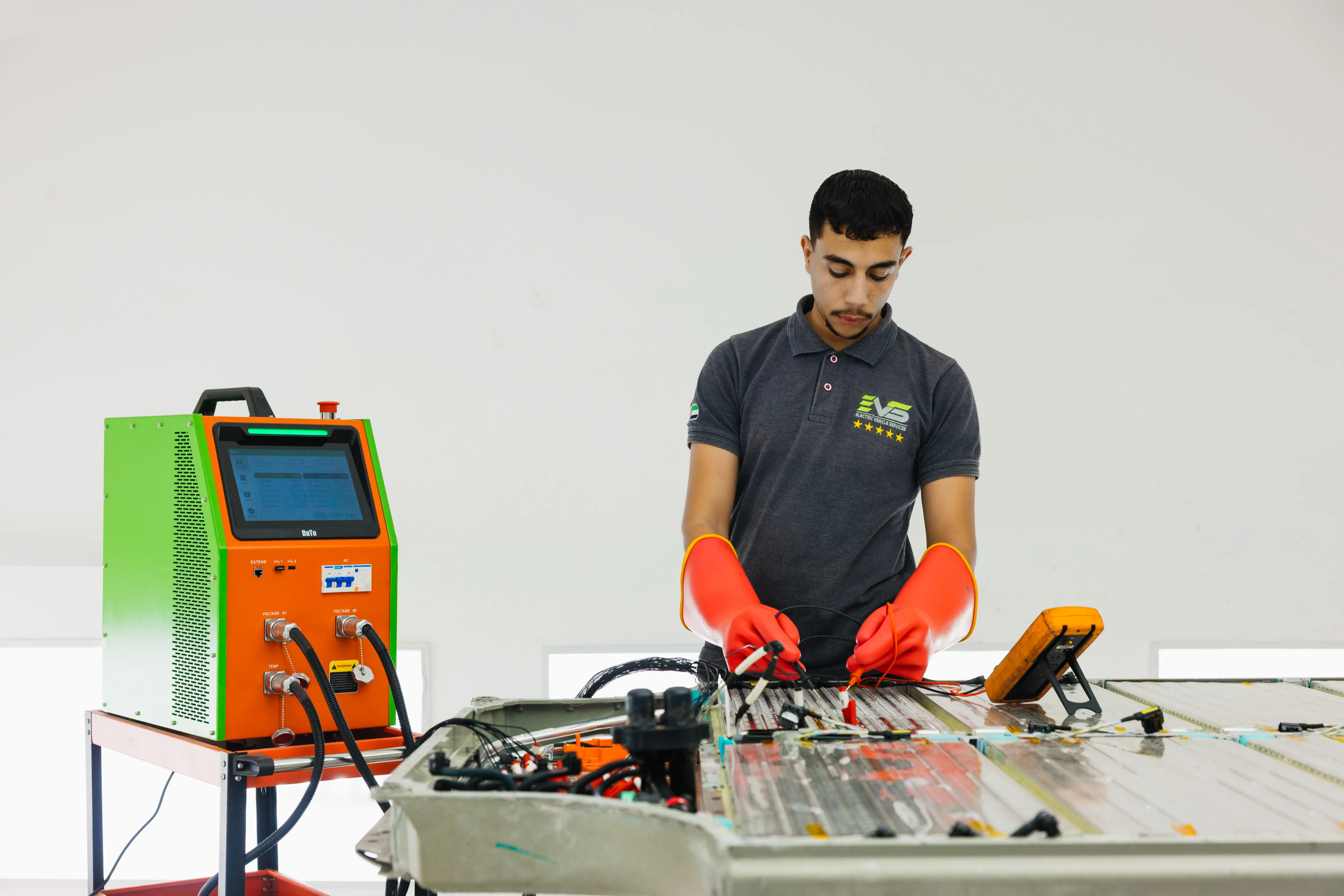 شرح تحديثات برمجيات المركبات الكهربائية في الإمارات